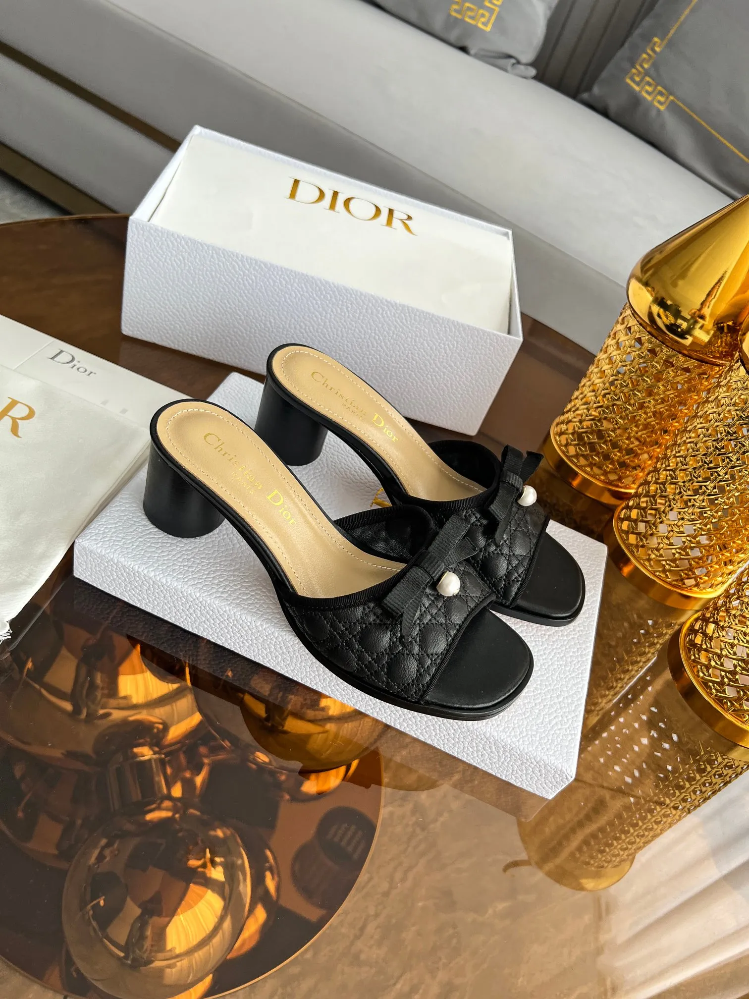 💕💕Factory direct selling price p480💕💕 🔥🔥Hot model👟👟DIOR 2025 early spring new product top version~ Original mold opening, 1:1 reproduction, original Italian last, purchasing agent level, original order quality. The Dway heeled sandals reinterpret Dior's iconic piece for an elegant look. The upper's delicate buckle strap highlights the 'CHRISTIAN DIOR' signature embroidery. Exquisite style. It is an ideal item to match with formal looks. ✅Outsole: original leather outsole imported from Italy. The sole is decorated with Christian Dior's lucky star symbol. ✅Size: 35～39 (40-41🉑customized). ✅Packaging: full set of original counter packaging.